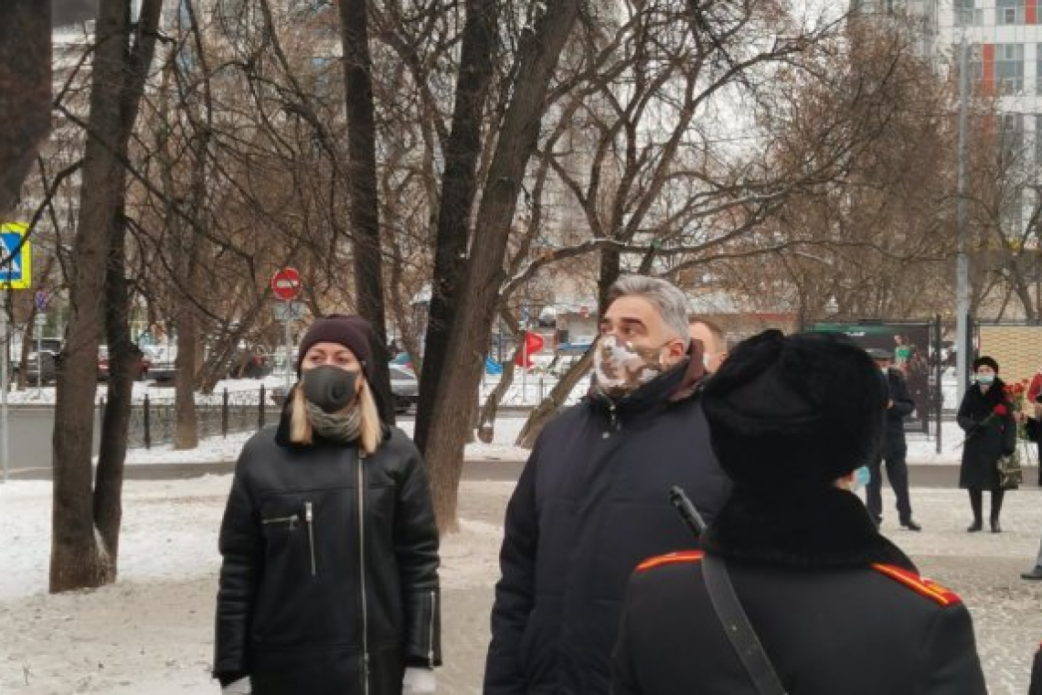 К памятнику маршалу Рокоссовскому возложили цветы