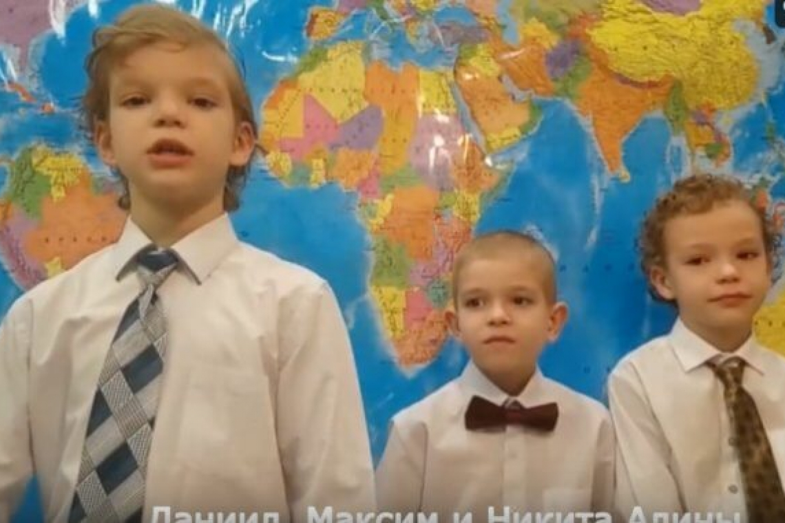 Оригинальное поздравление для мам подготовили дети из многодетных семей