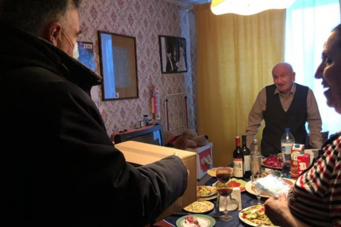 С Новым годом поздравили ветеранов депутаты МО Богородское
