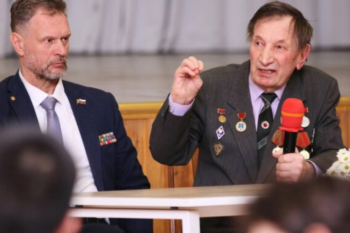 Ветеран Александр Андреевич Сенин рассказал богородским школьникам о войне