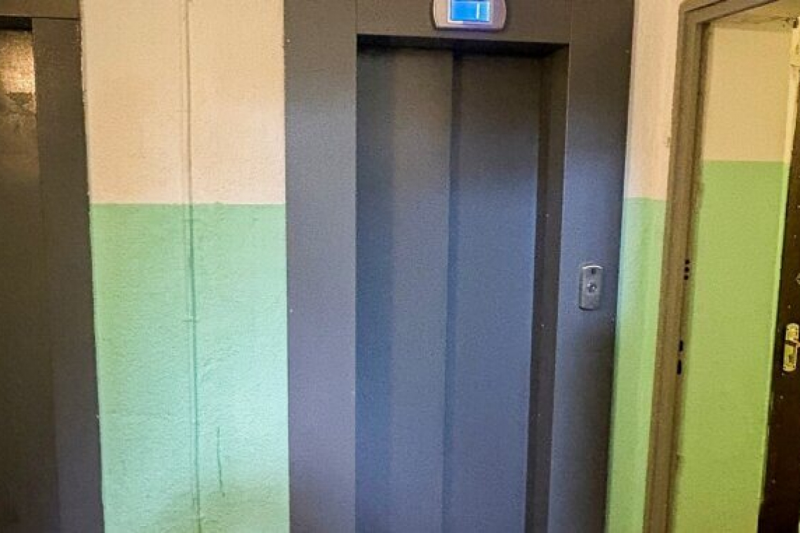 В трёх жилых домах на Просторной улице меняют всё лифтовое оборудование