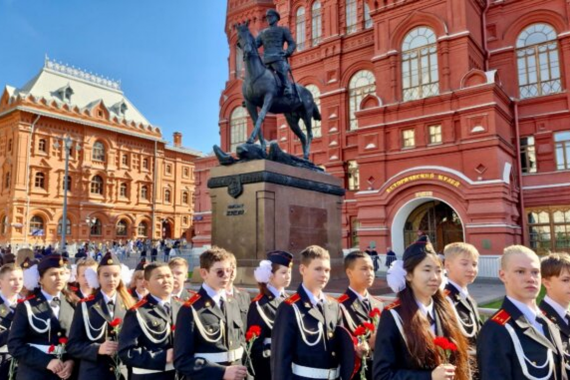 Гирлянды и цветы к могиле Неизвестного солдата возложили богородские кадеты